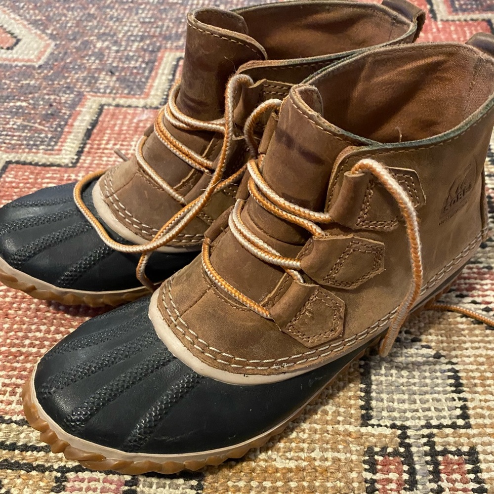 Sorel Out N About booties size 7 GUC